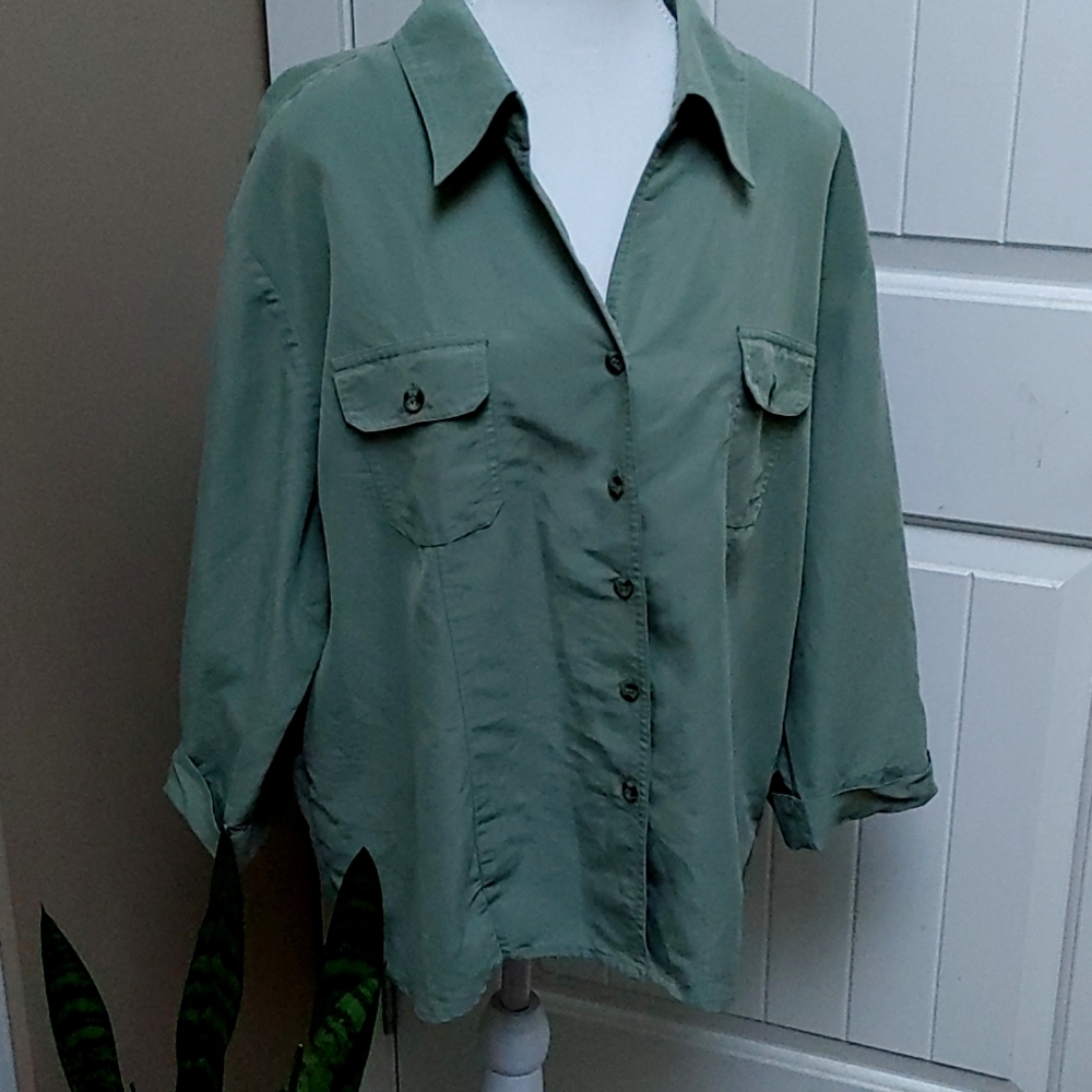Dress Barn medium PALE green button up suit shirt with 3/4 sleeves plus size